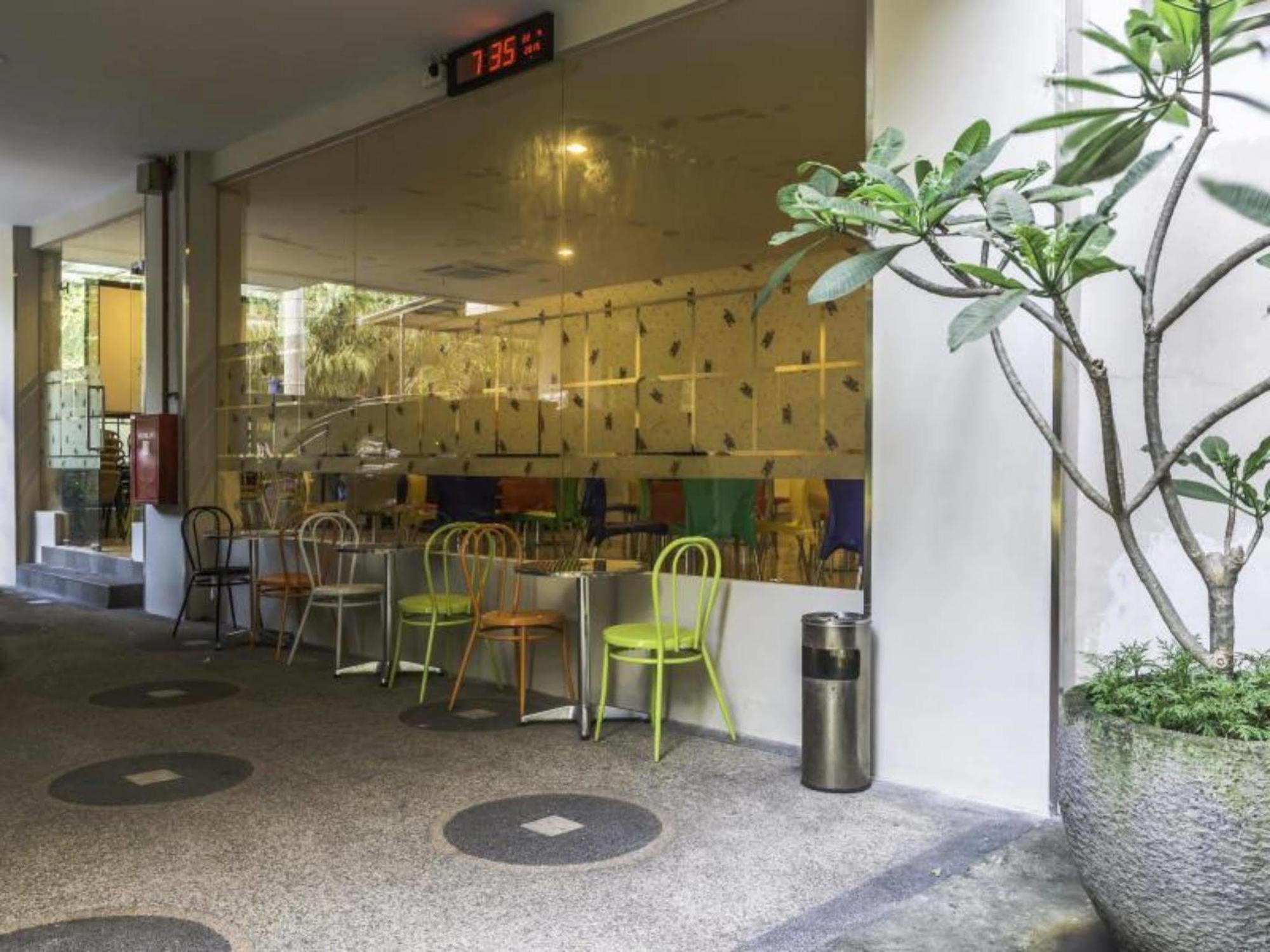 Hotel New Coklat Surabaya Bagian luar foto
